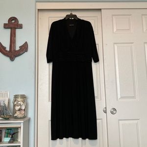 Jones New York Black V-Neck Short Sleeve Maxi Dress